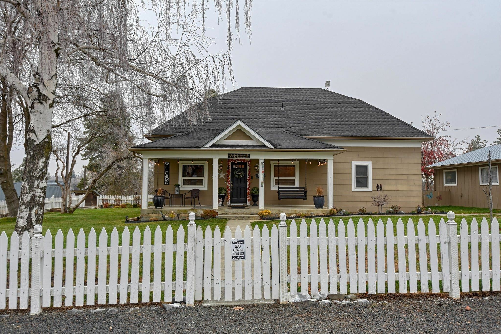 Property Photo:  500 E Bluff St  WA 99161 