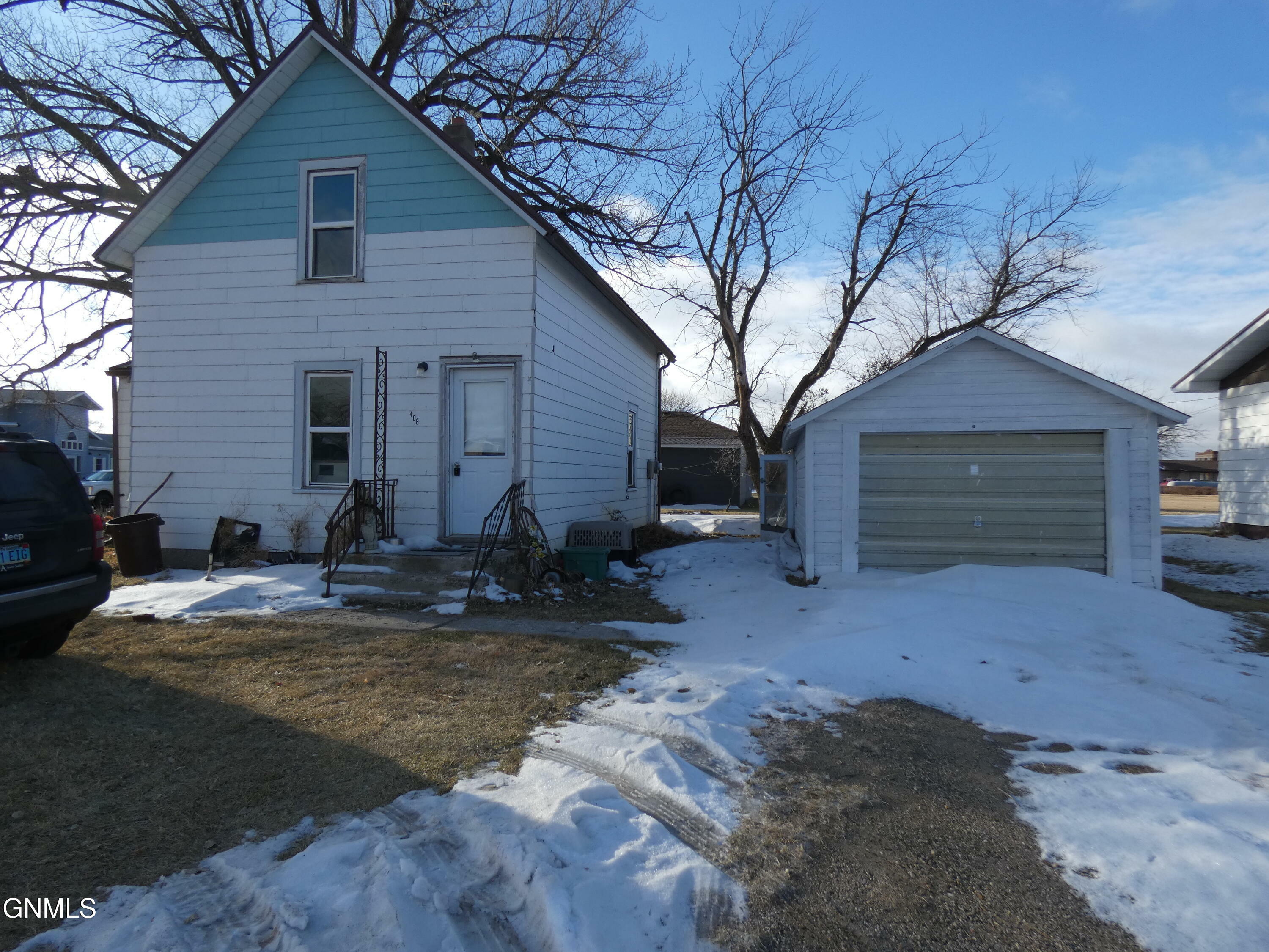 Property Photo:  408 5th Street E  ND 58561 