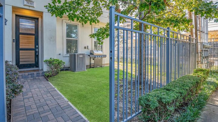 Property Photo:  3111 Leeland Street  TX 77003 