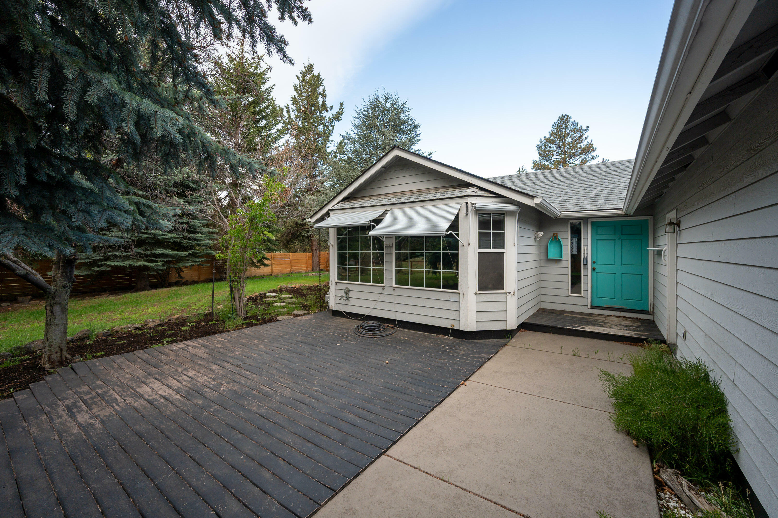 Property Photo: 61241 Benham Road OR 97702