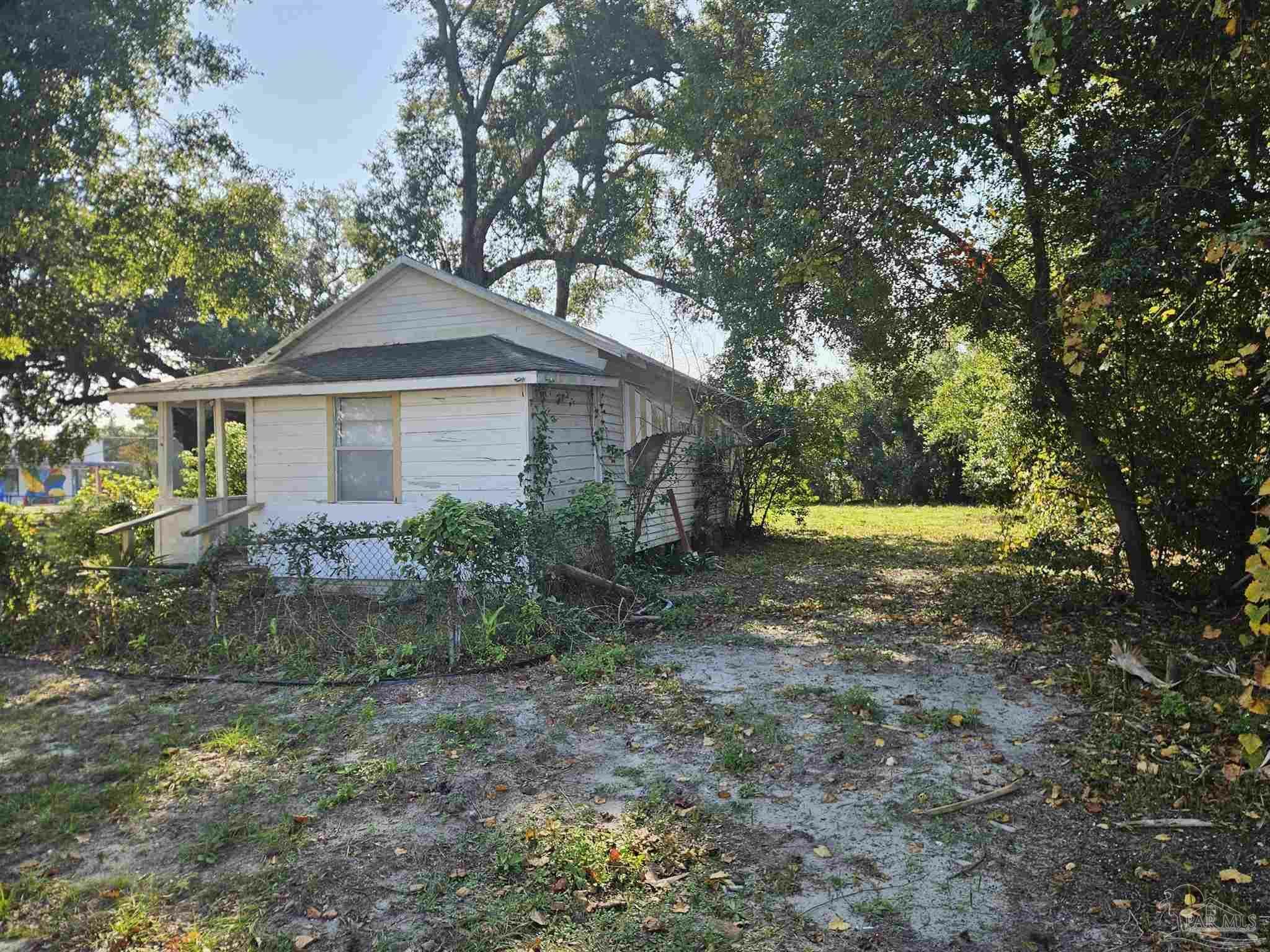 Property Photo:  1207 W Zarragossa St  FL 32502 