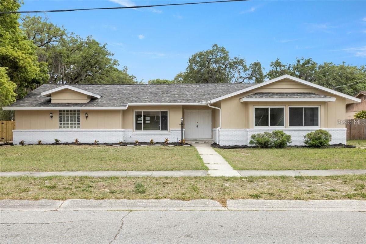 Property Photo:  7102 Wrenwood Circle  FL 33617 