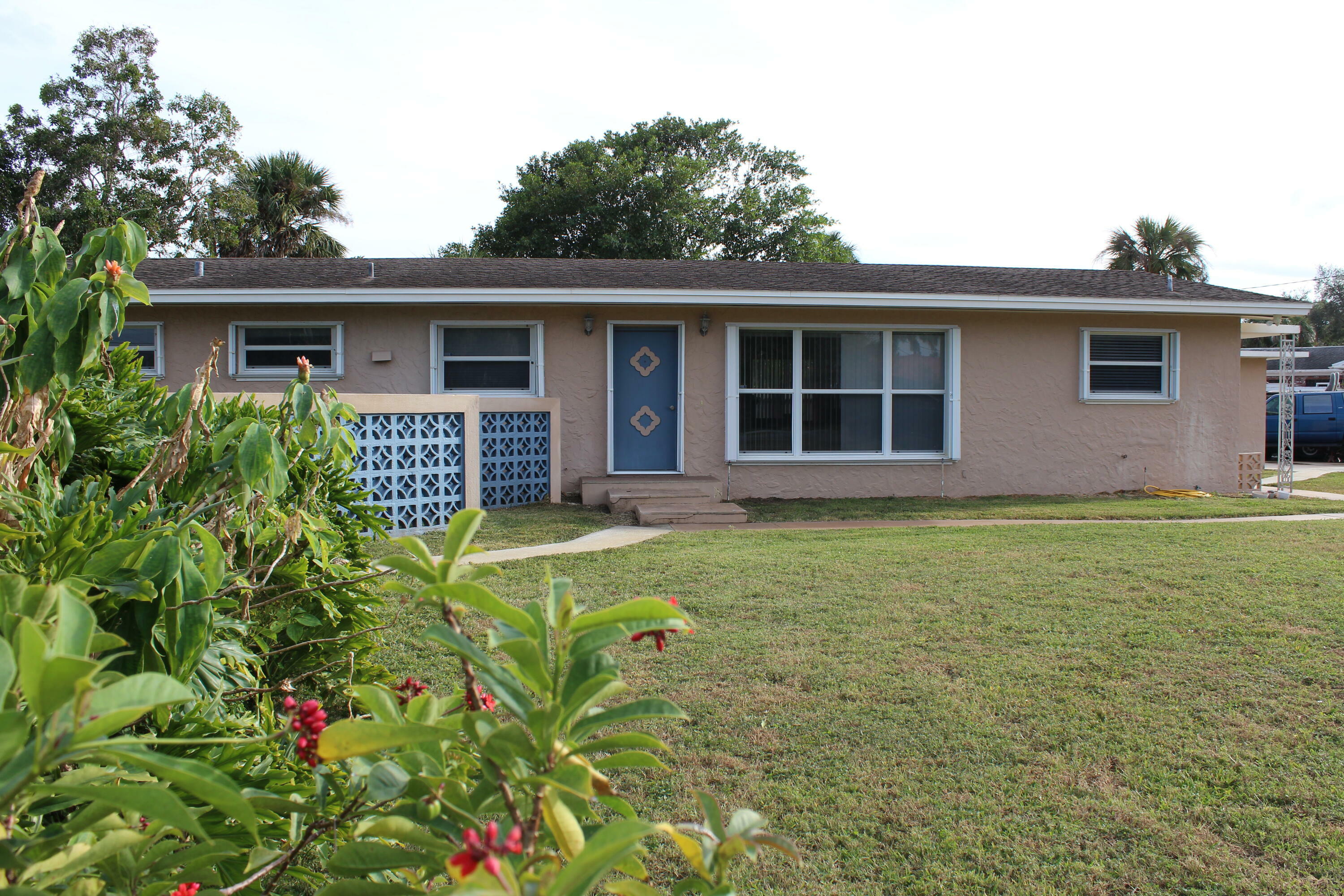 Property Photo:  716 Poinsetta  FL 33440 