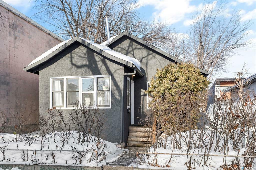 Property Photo:  500 Duchess Street  SK S7K 0R1 