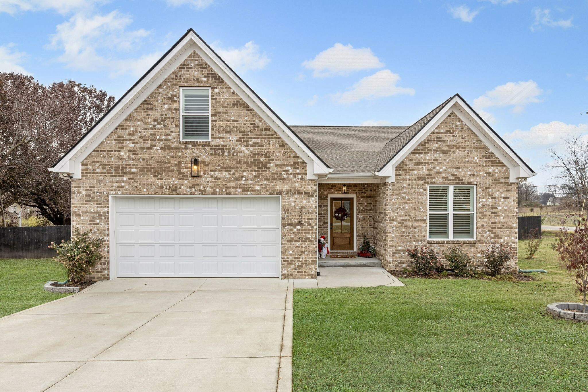 Property Photo:  700 Redwood Cir  TN 38401 