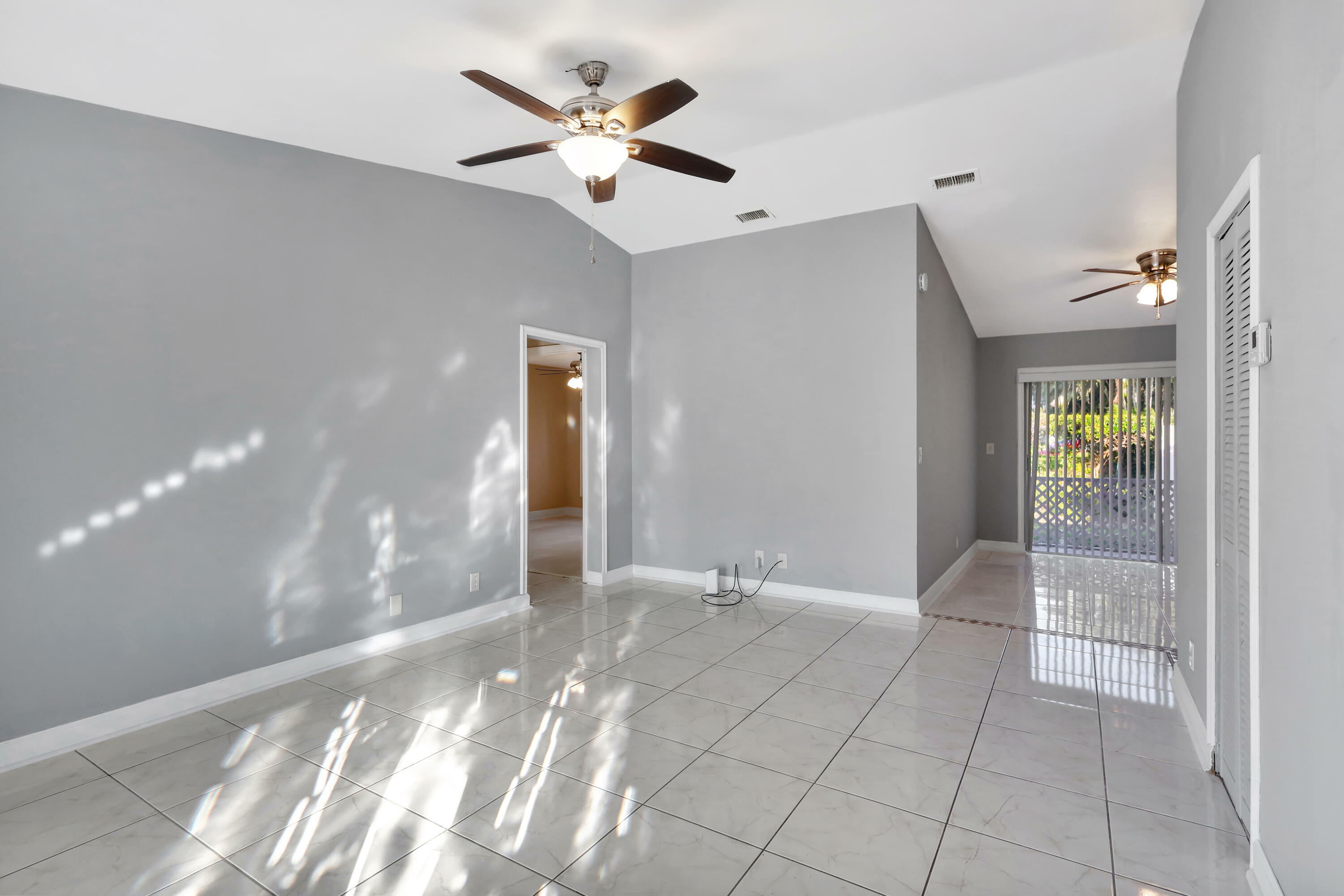 Property Photo:  22 Knightsbridge Lane  FL 33426 