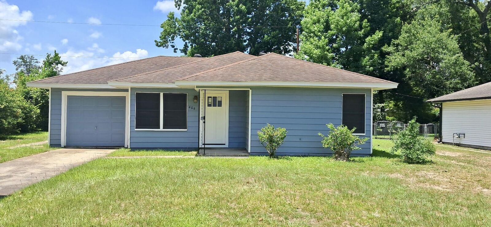 Property Photo: 404 Bridal Wreath Ave TX 77630