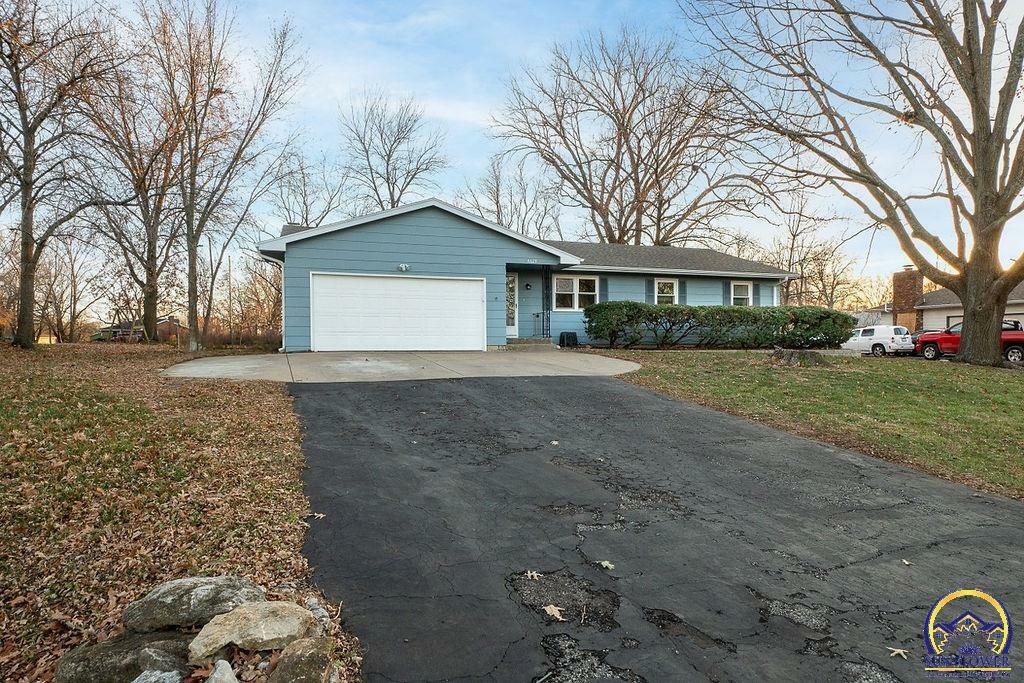 Property Photo:  4629 SE 27th St  KS 66605 