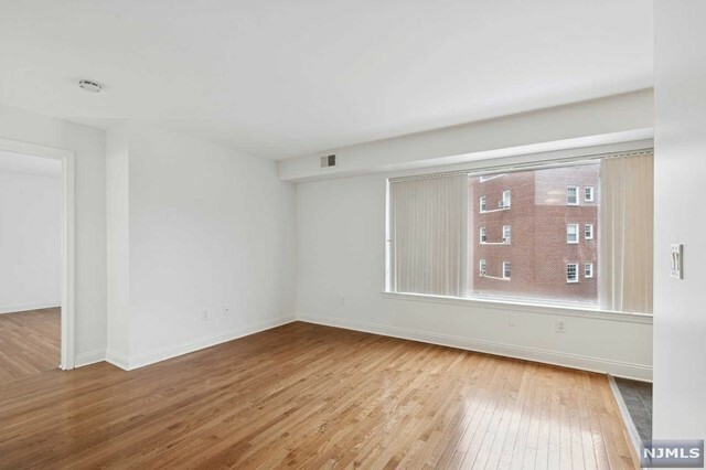 Property Photo:  7420 Boulevard 4B  NJ 07047 