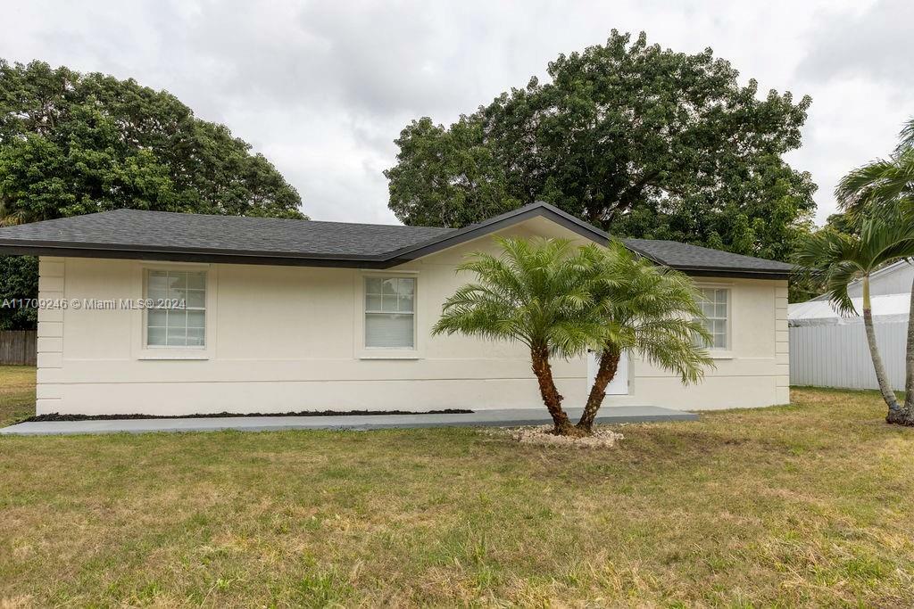 Property Photo:  355 SW 17th Ave  FL 33030 