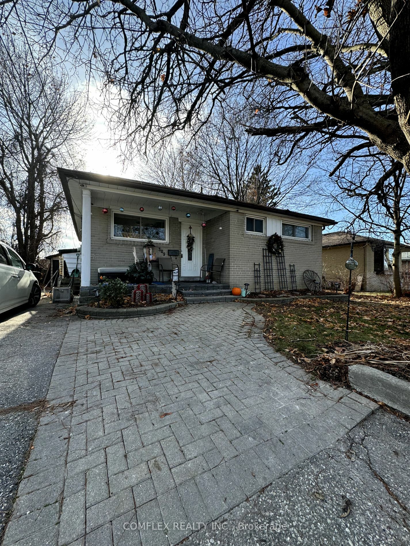 Property Photo:  309 Rossland Rd W  ON L1N 3H8 