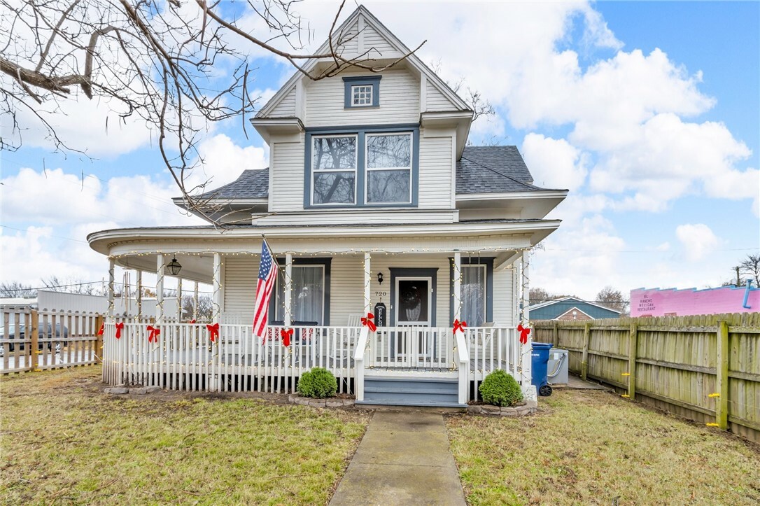 Property Photo:  720 E Delaware Street  AR 72761 