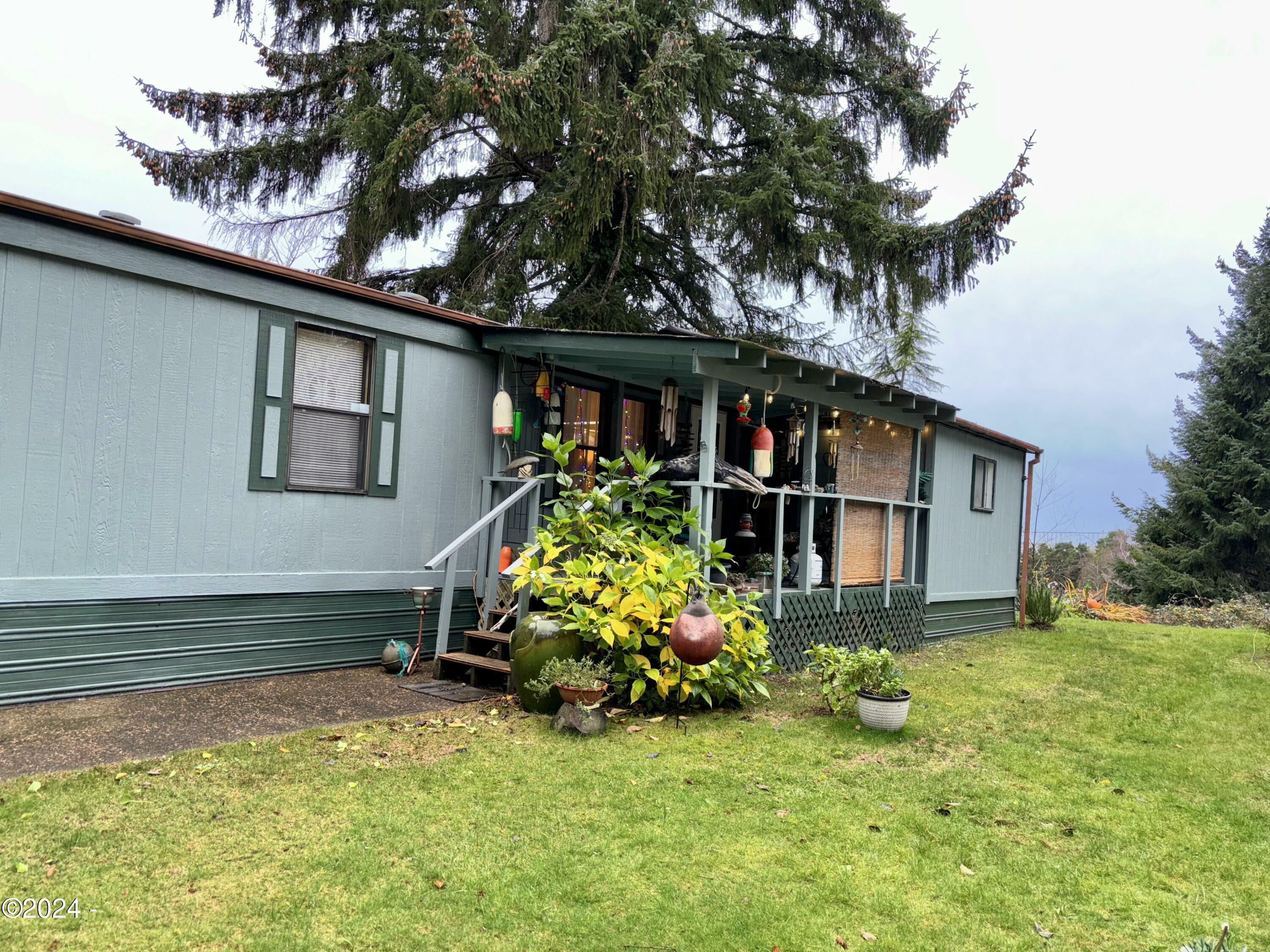Property Photo: 923 SE Bay Blvd #34 OR 97365