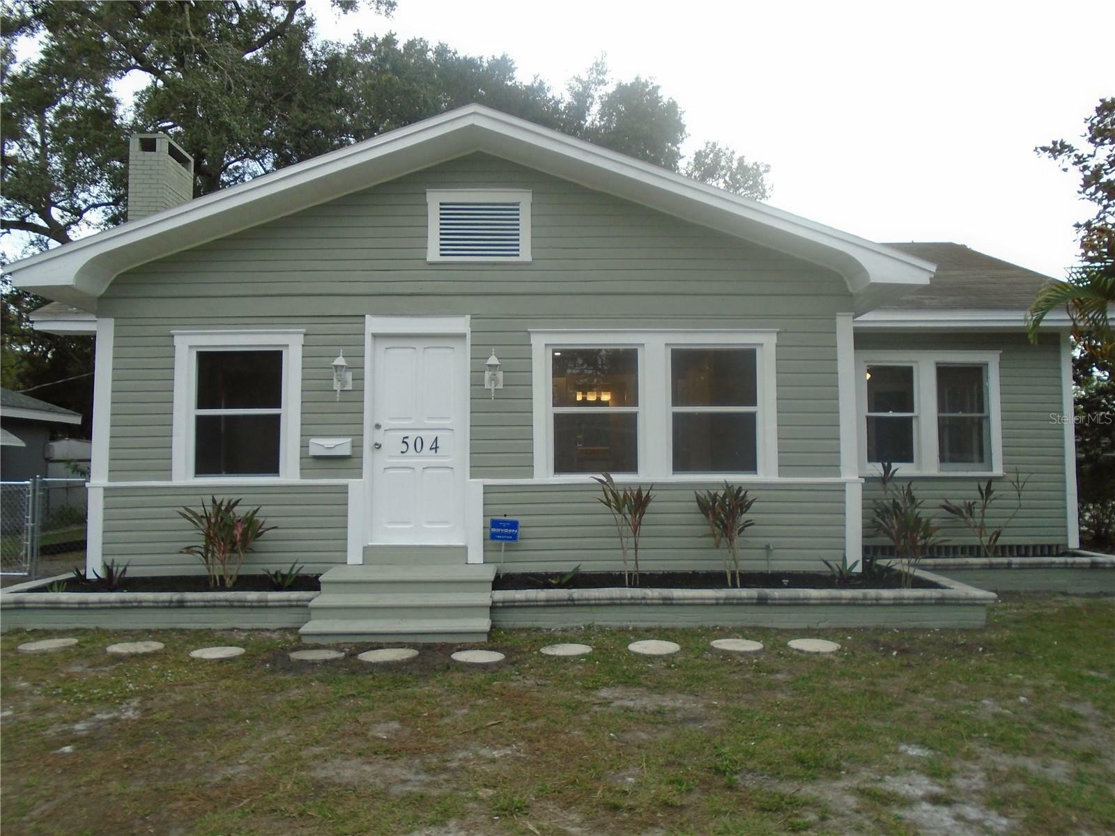 Property Photo:  504 4th Avenue E  FL 34208 