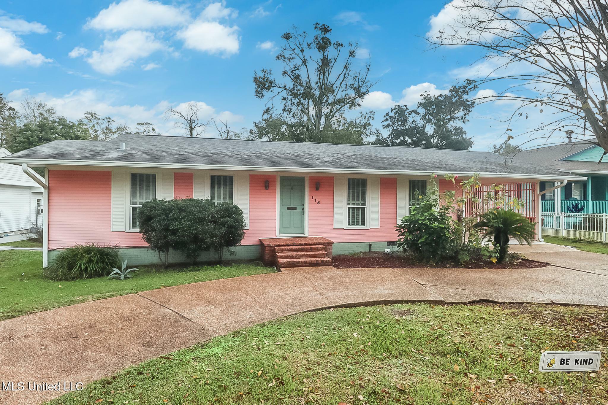 Property Photo:  115 S Island View Avenue  MS 39560 