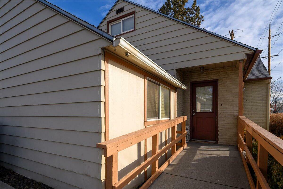 Property Photo:  1005 SW Glacier Avenue  OR 97756 