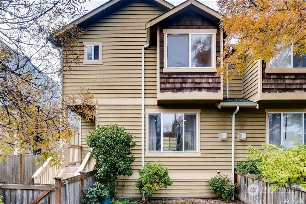 Property Photo:  5225  11th Avenue NE A  WA 98105 