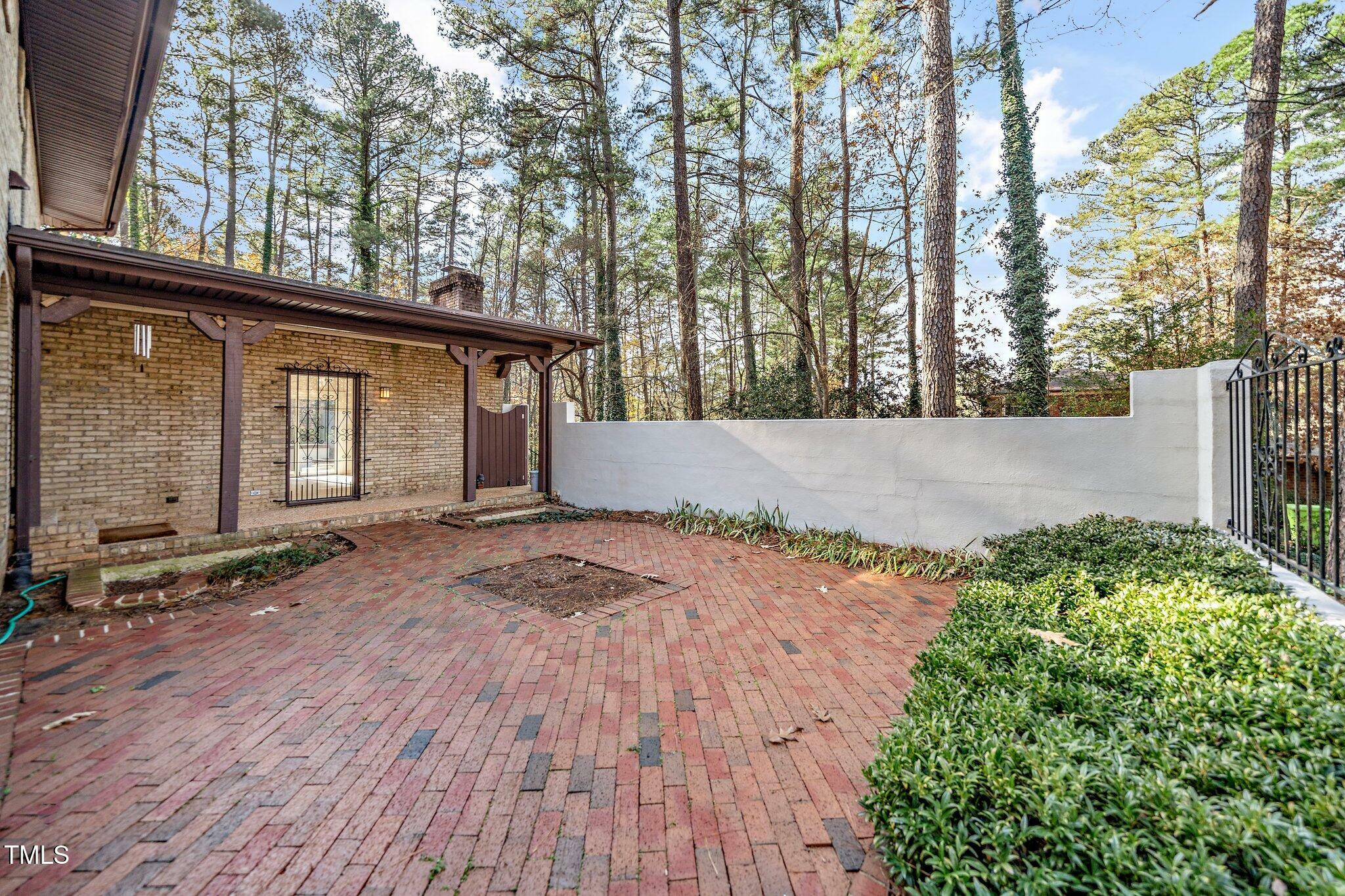 Property Photo:  4921 Larchmont Drive  NC 27612 