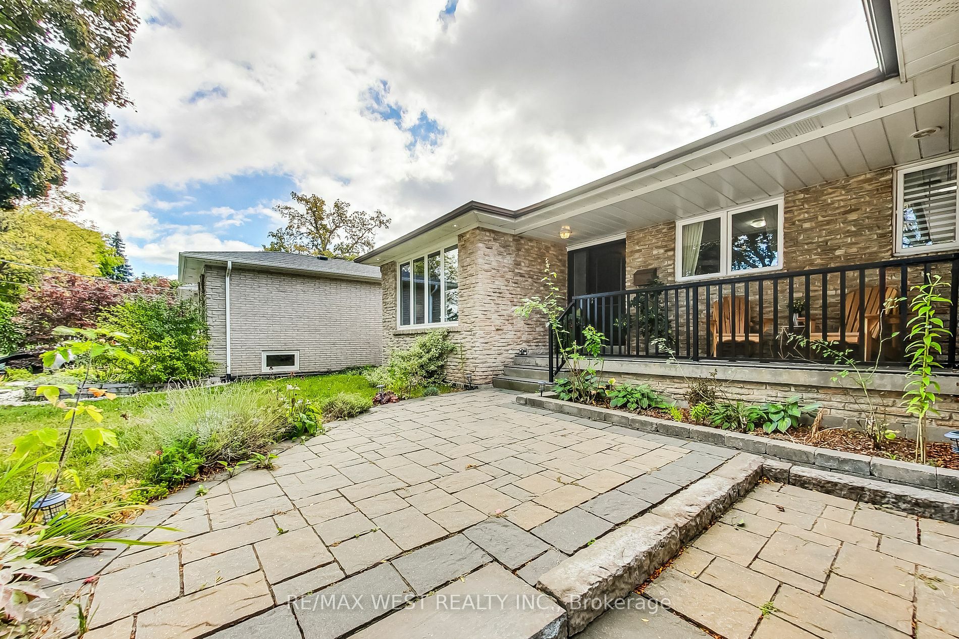 Property Photo:  2262 Springfield Crt  ON L5K 1V4 