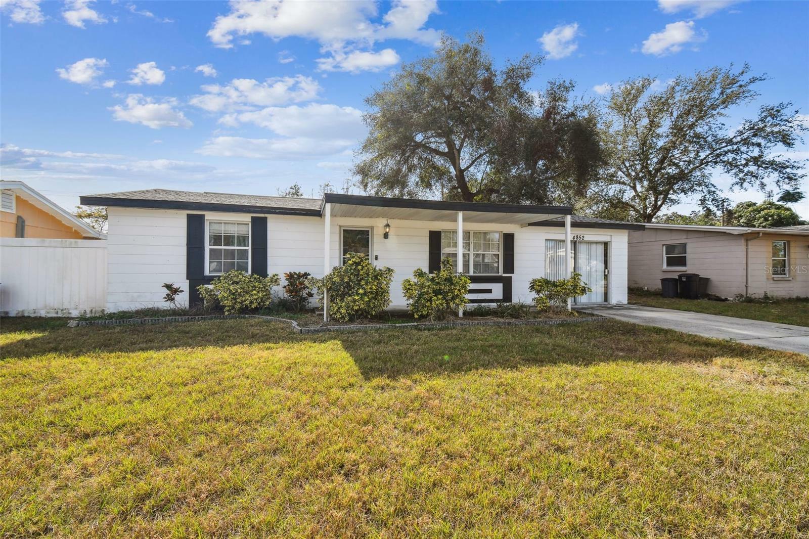 Property Photo: 4852 Briar Hill Court FL 34690