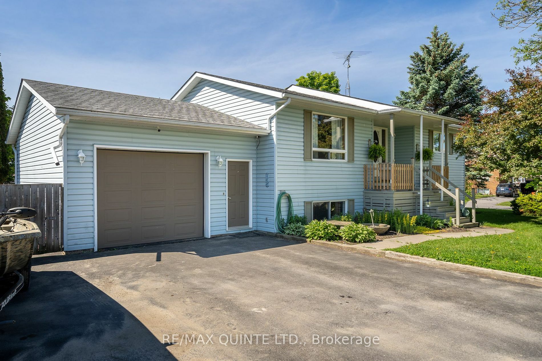 16 Harbourview Cres  Prince Edward County ON K0K 3L0 photo