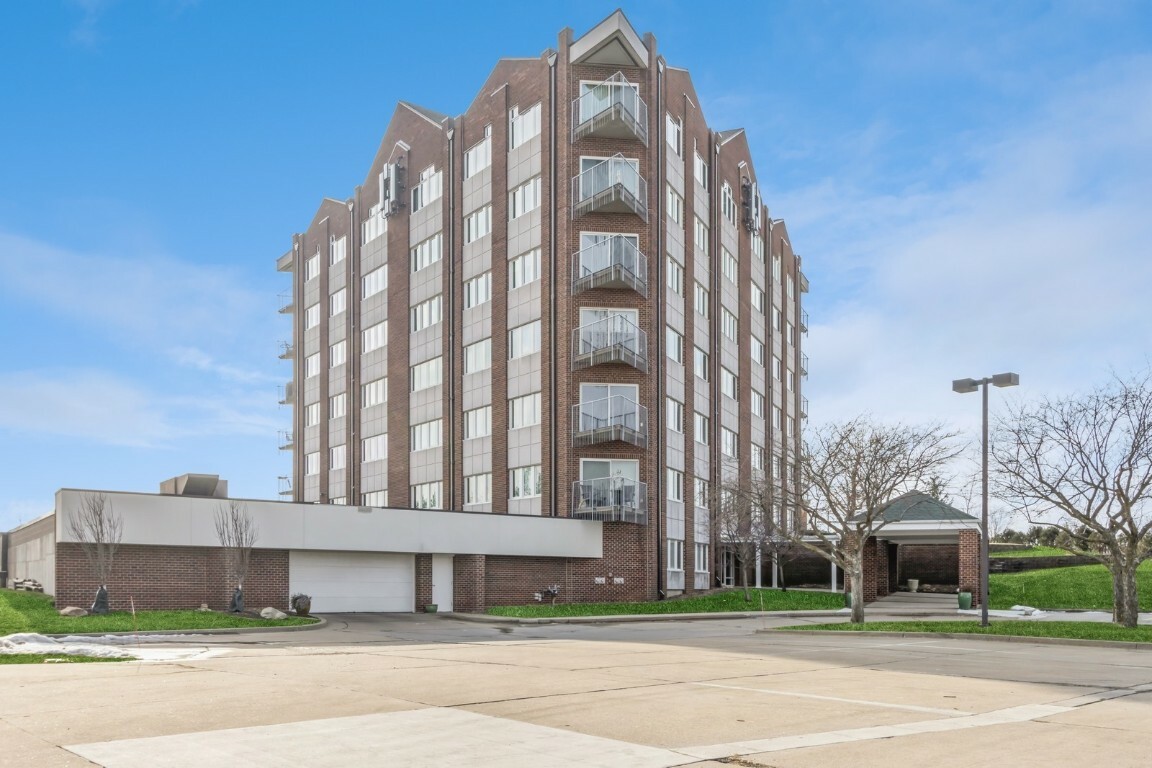 Property Photo: 111 Cottage Grove Avenue SE 203 IA 52403