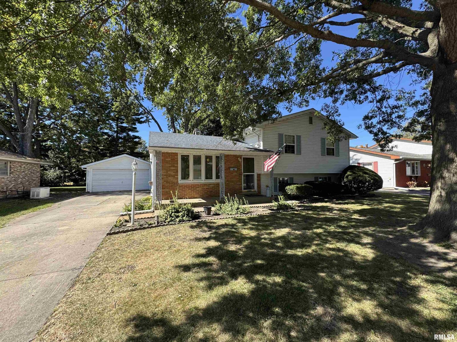 Property Photo: 1084 Sweetbriar Place IL 61401