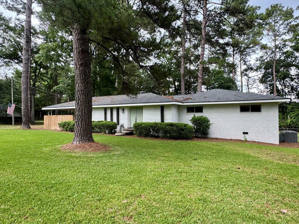 Property Photo: 702 E Pinetree Blvd GA 31792
