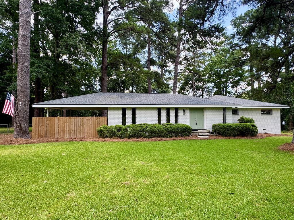 Property Photo: 702 E Pinetree Blvd GA 31792