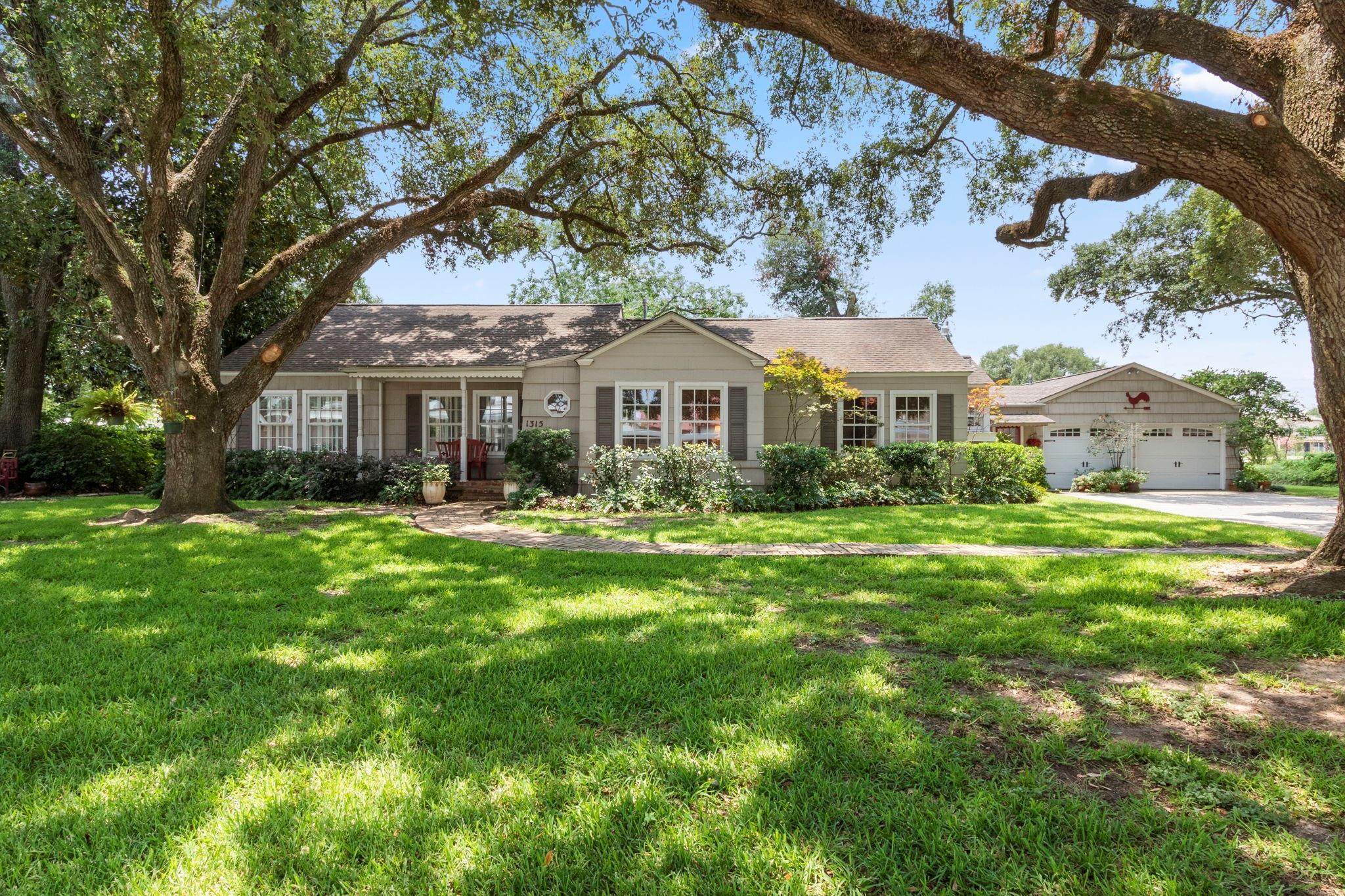 Property Photo: 1315 Avenue C TX 77493