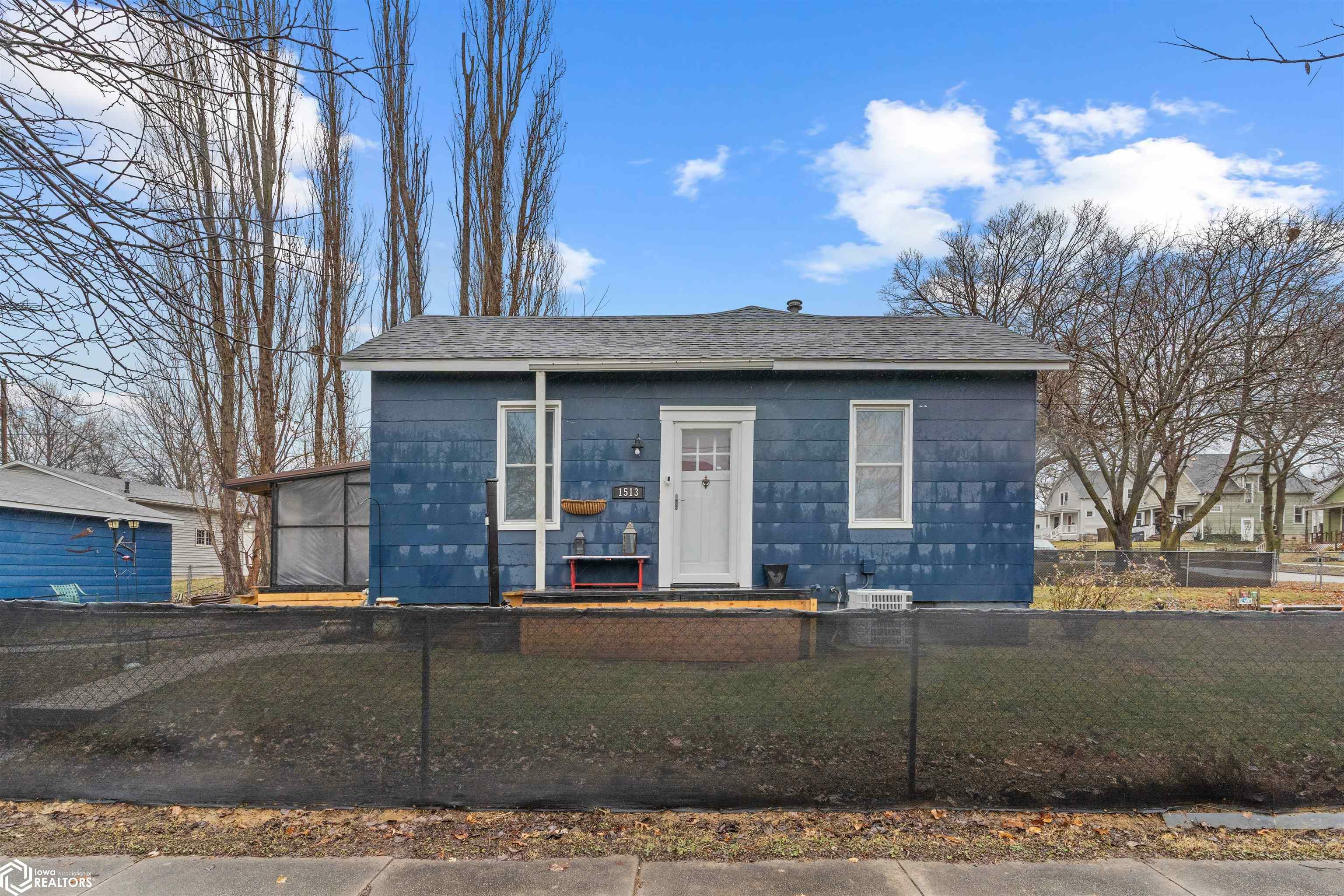 Property Photo:  1513 Market Street  IA 52601 