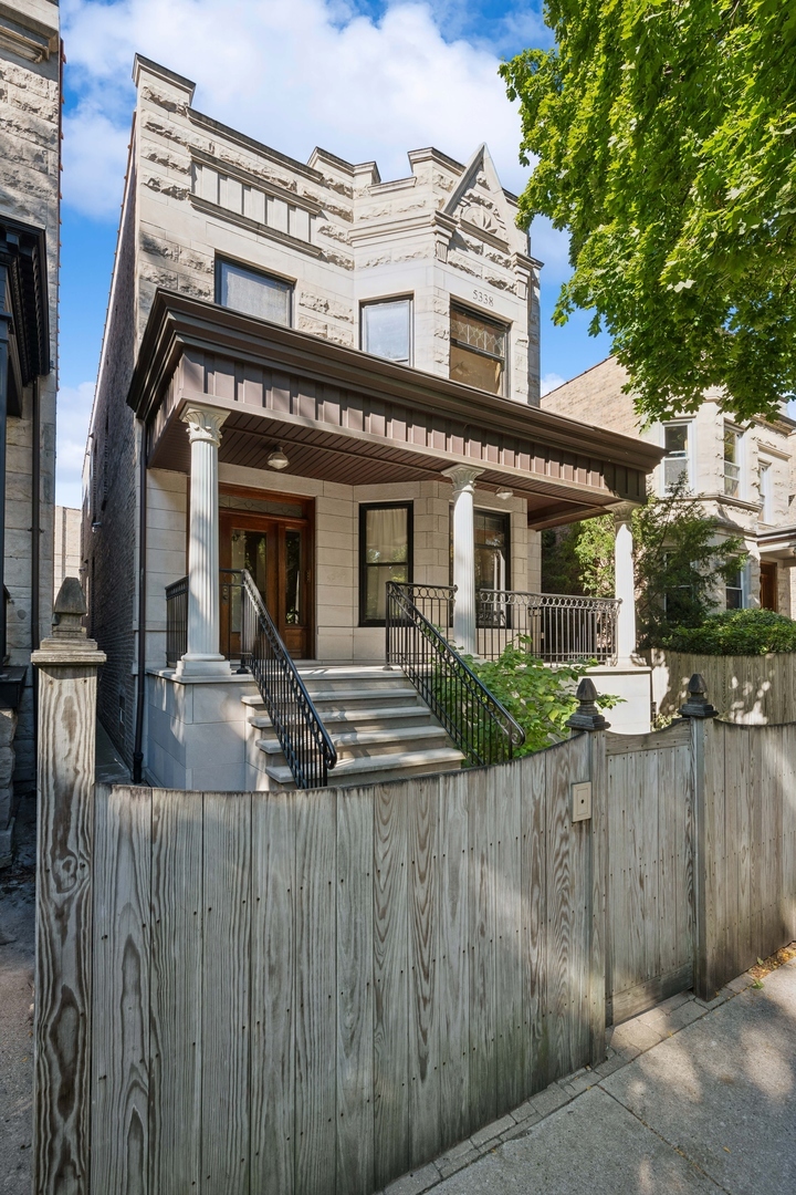 Property Photo: 5338 N Glenwood Avenue IL 60640
