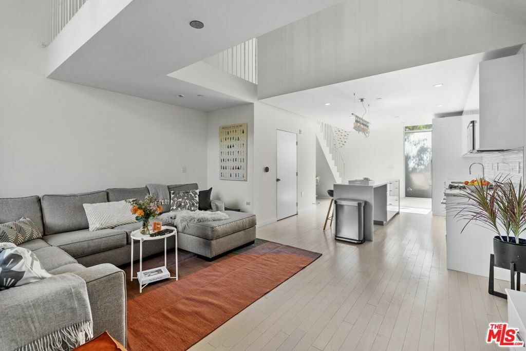 Property Photo: 7917 Willoughby Avenue 2 CA 90046