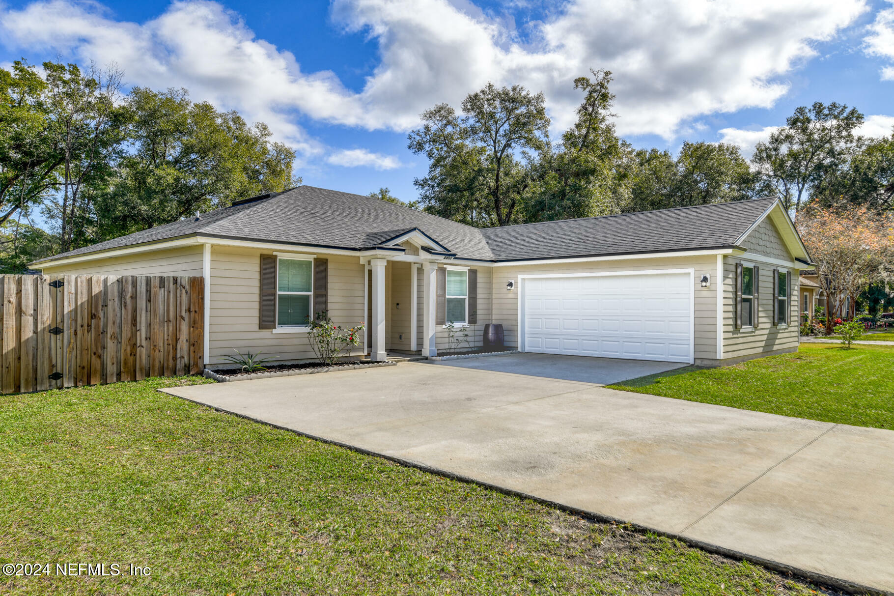 Property Photo:  2401 Fairway Drive  FL 32177 