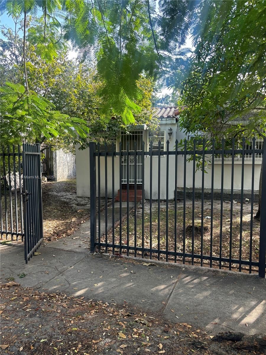 Property Photo:  90 NE 48th Street NE Buena Vista  FL 33137 