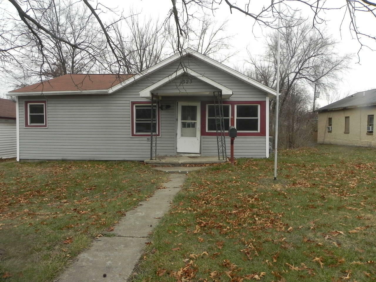 Property Photo:  1323 Henry St  MO 65270 