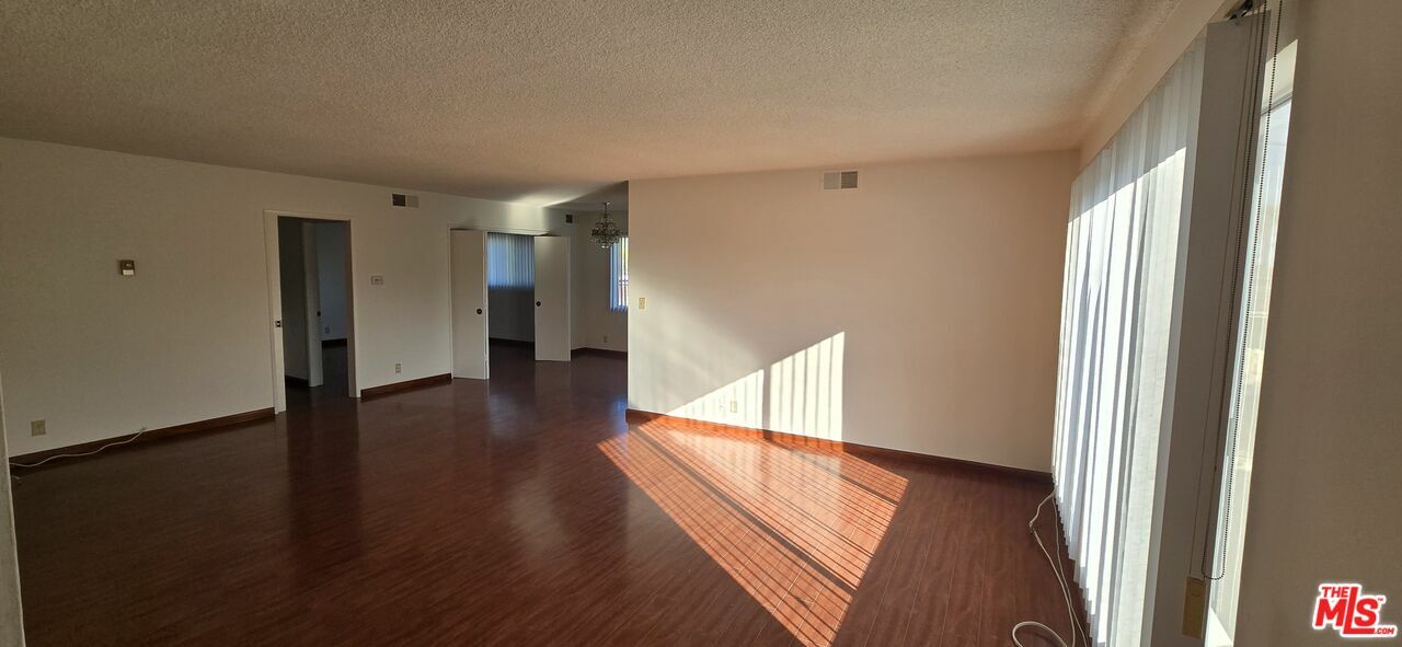 Property Photo:  324  S Rexford Dr 6  CA 90212 