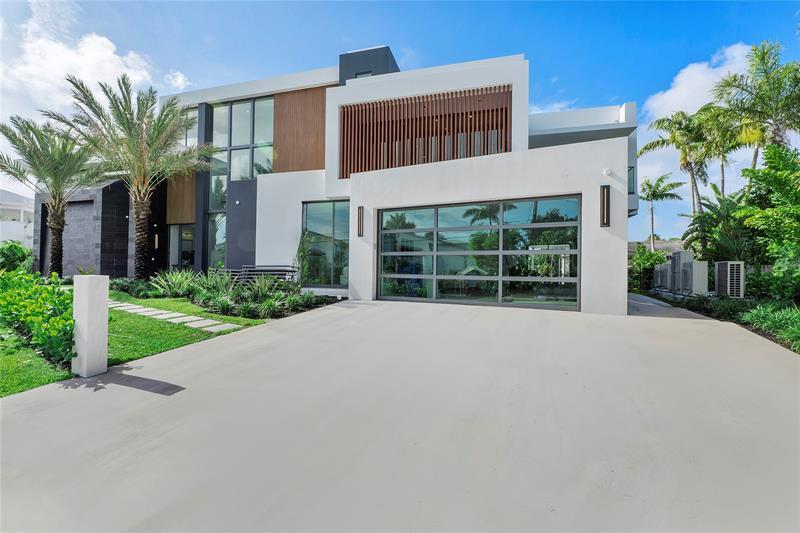 Property Photo:  2880 NE 28th St  FL 33306 