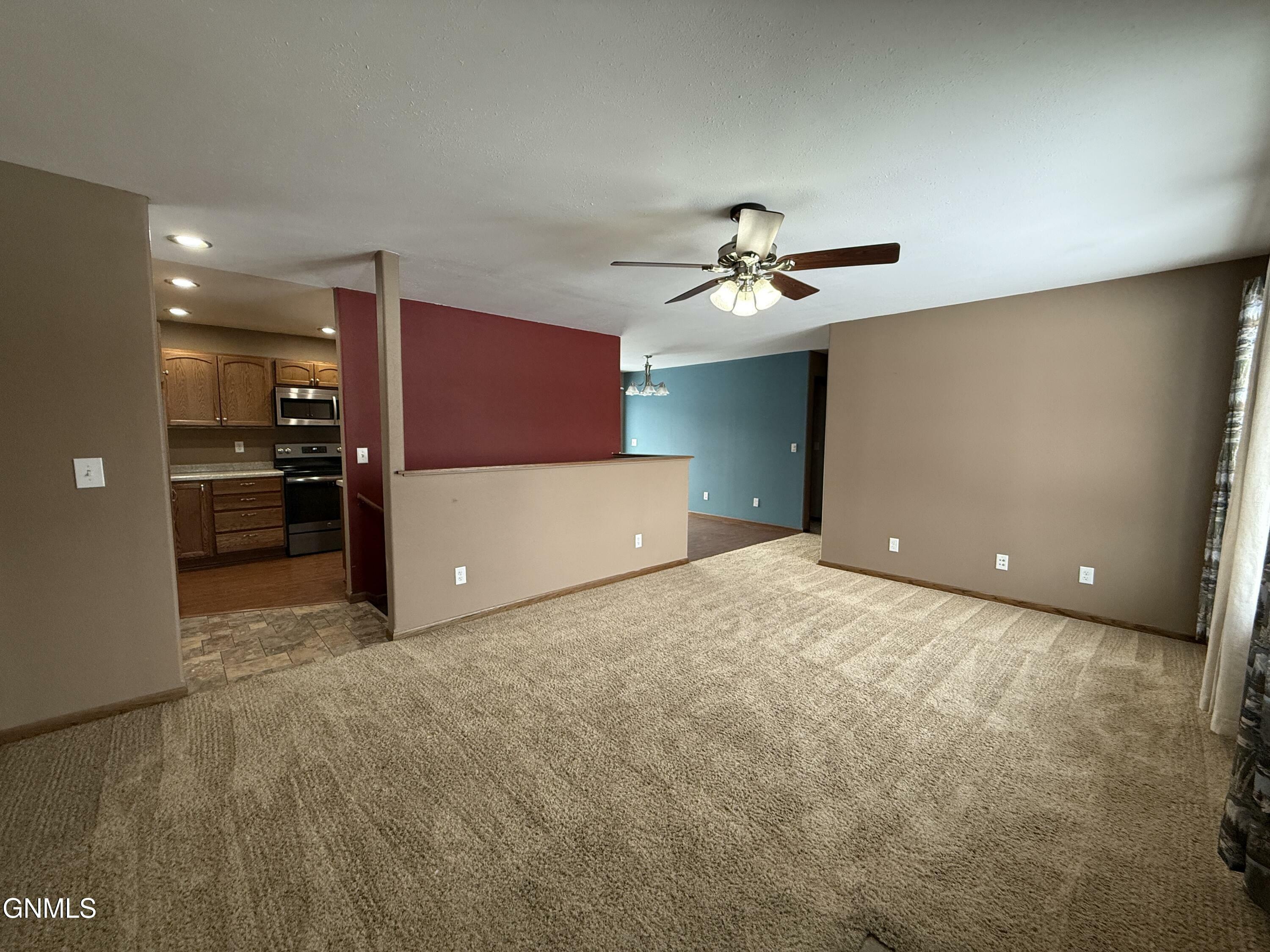 Property Photo:  1509 Wildwood Avenue  ND 58703 