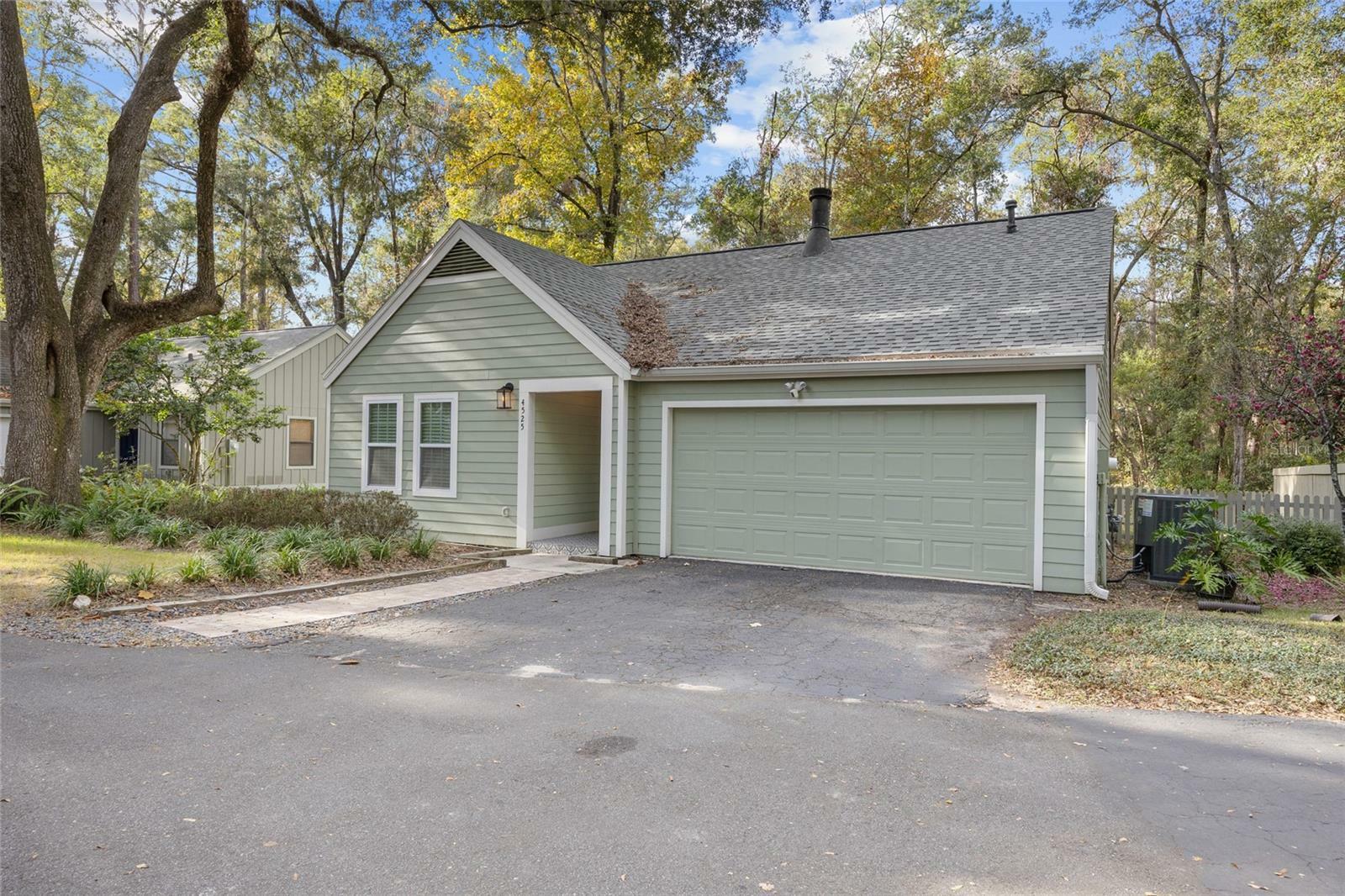 Property Photo: 4525 SW 84th Drive FL 32608