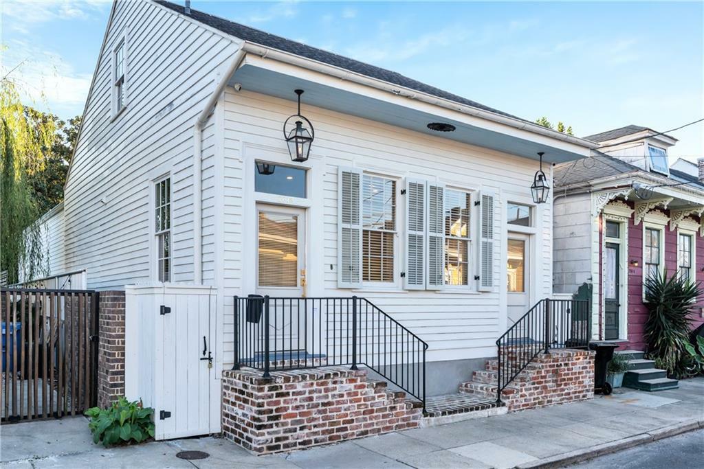 Property Photo:  2618 Dauphine Street  LA 70117 