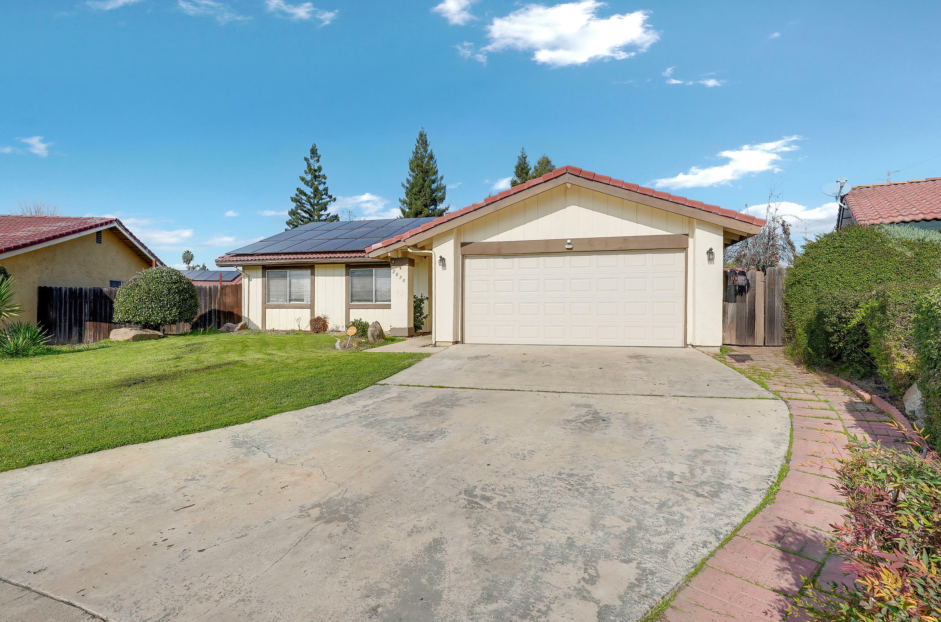 Property Photo:  2828 E Magnolia Court  CA 93292 