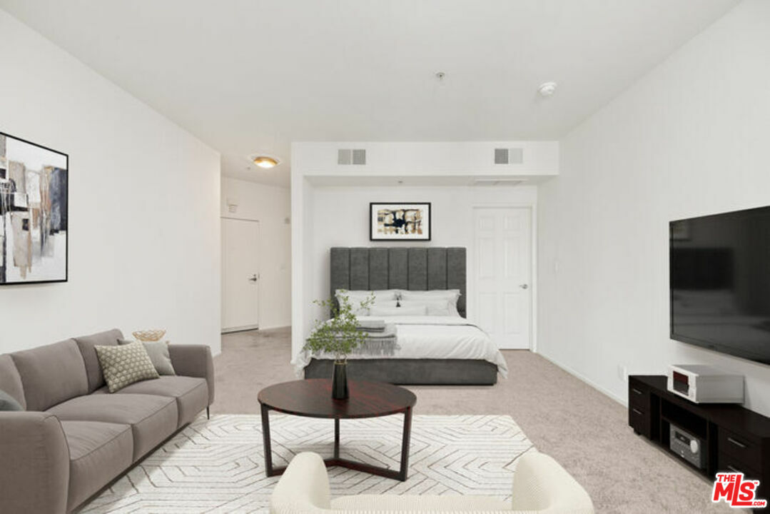 Property Photo:  620  S Gramercy Pl 223  CA 90005 