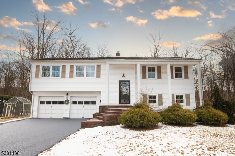 Property Photo:  22 Greenbriar Dr  NJ 07922 