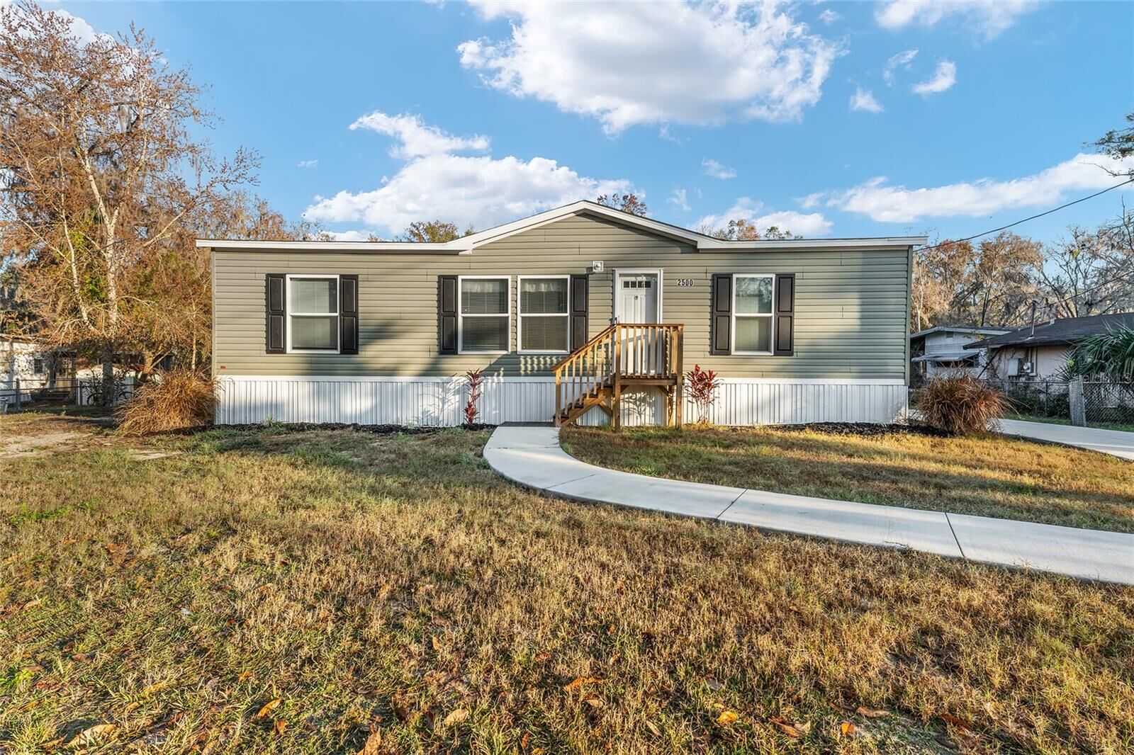 Property Photo: 2500 Cr 412 FL 33538