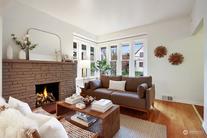 Property Photo:  4806  Woodlawn Avenue N  WA 98103 