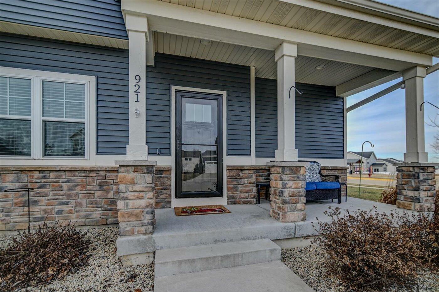 Property Photo:  921 Skylark Ln -  WI 53532 