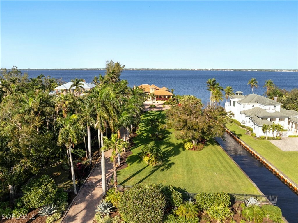 Property Photo:  2600 McGregor Boulevard  FL 33901 