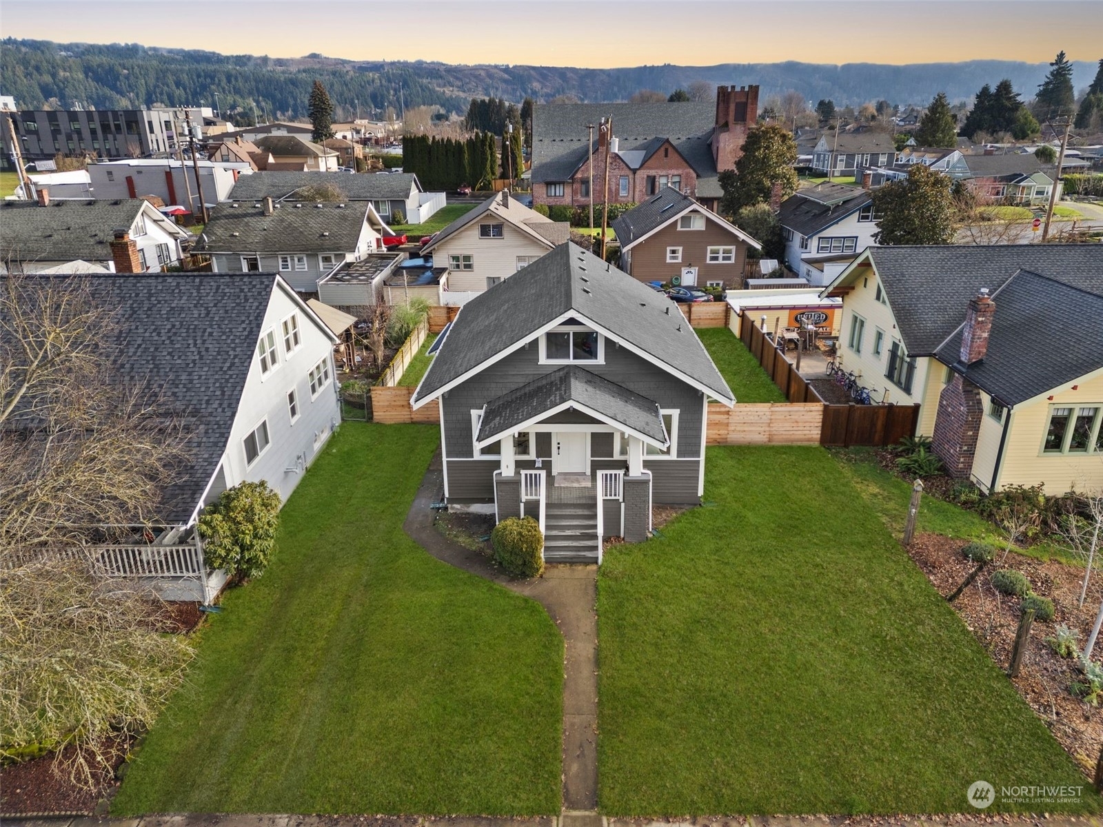 Property Photo:  907  Sumner Avenue  WA 98390 