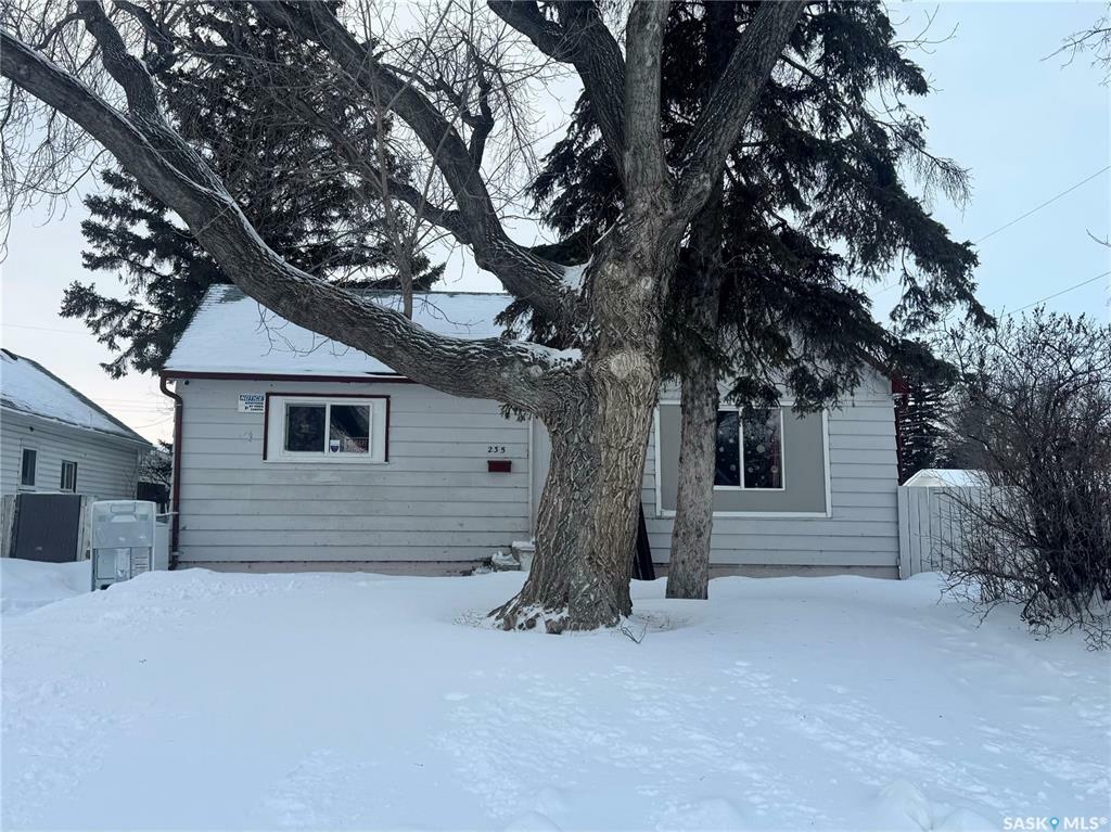 Property Photo:  235 N Avenue N  SK S7L 2T2 